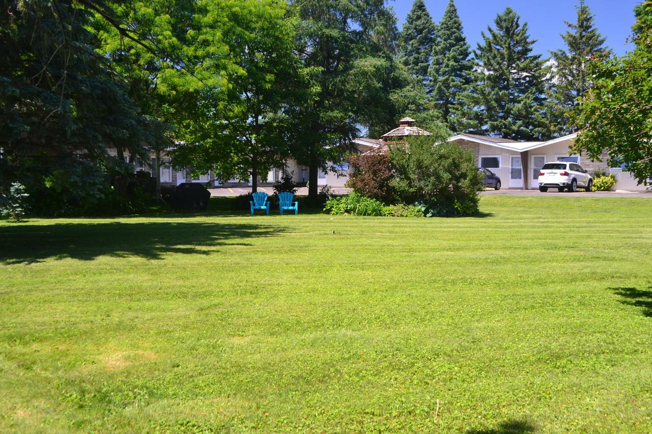 Stratford Suburban Motel Bagian luar foto